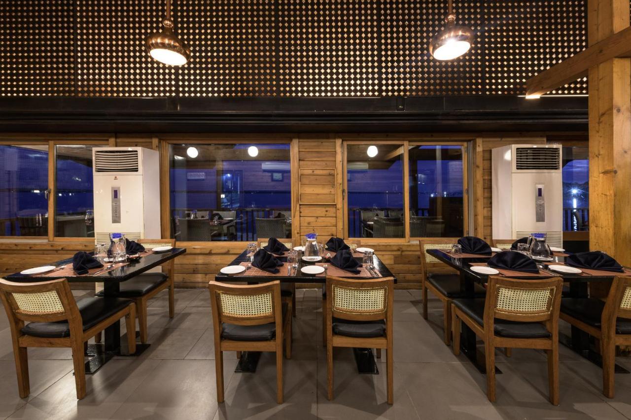 阿许塔穆迪马辛德拉俱乐部酒店 Nīndakara 外观 照片